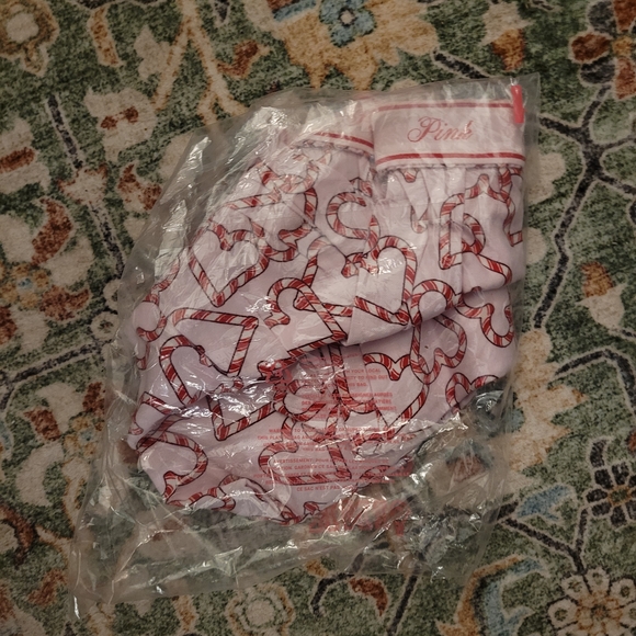 PINK Victoria's Secret Flannel Boxer Shorts - Candy Cane Heart Print NEW - Picture 3 of 3